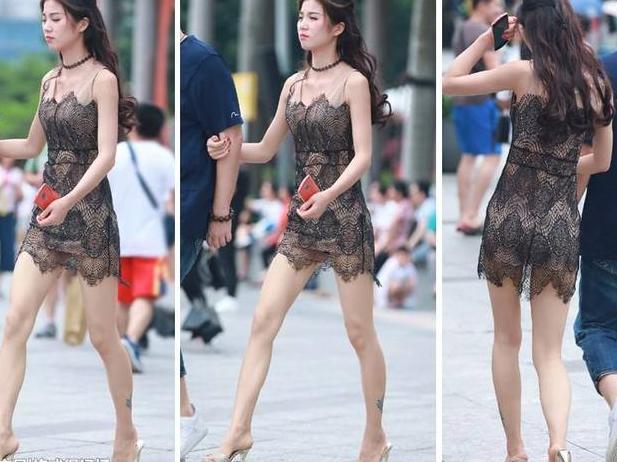 美女身穿蕾丝的超短裙，秀出一双大白腿，网友：很容易看走眼！