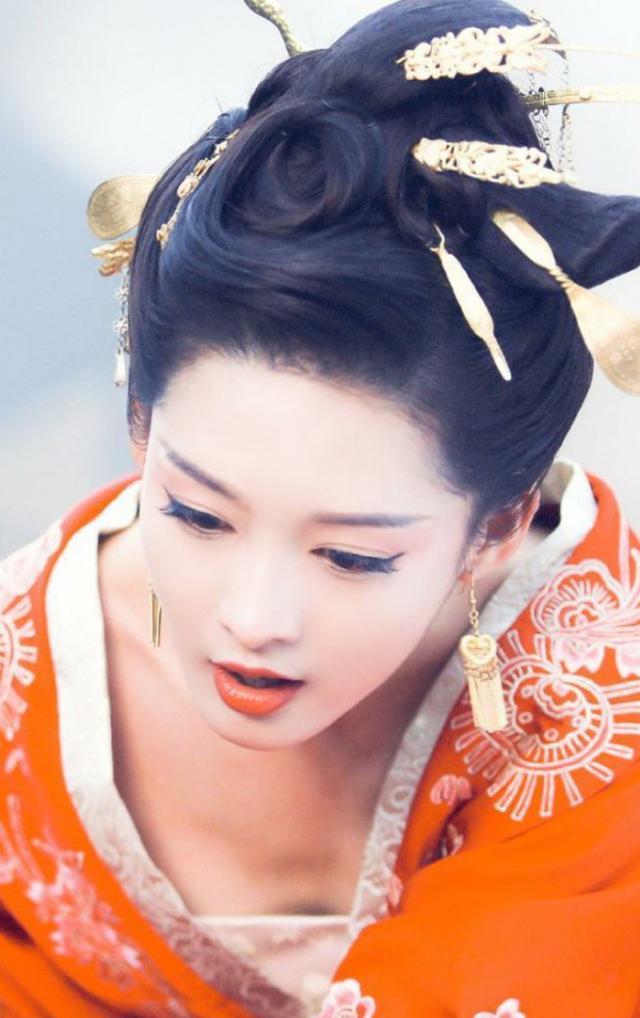 李沁穿着变大胆，衣服挺俏皮，网友：哪都好，就是腰部赘肉暴露了