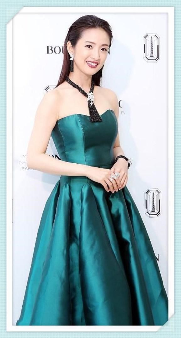 许晴真会装嫩！49岁穿墨绿色长裙不输35岁林依晨，网友：不服不行
