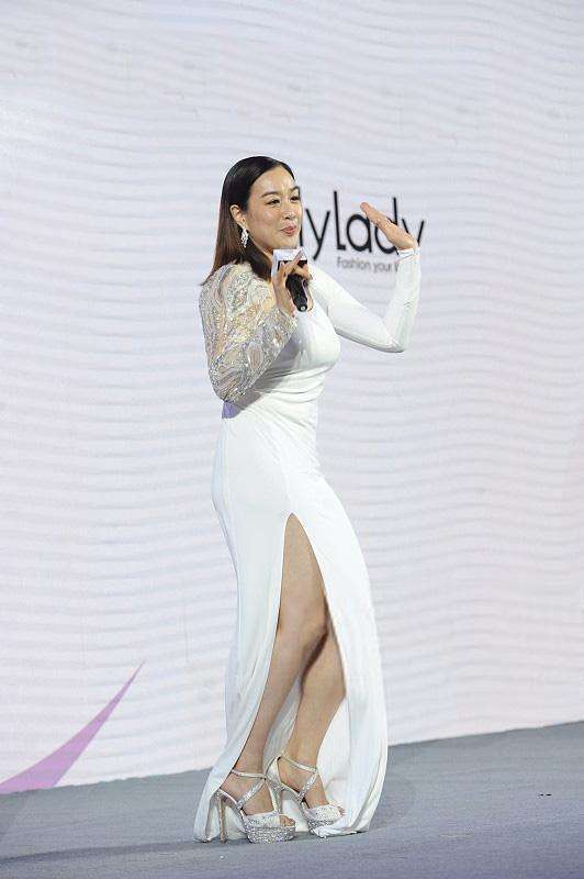 48岁钟丽缇现身活动, 穿紧身开叉裙秀丰腴身材, 尽显成熟妩媚气质