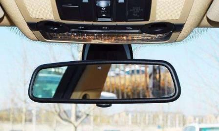  「汽车」汽车中央后视镜只是个摆设？其实并不是，它的用处比你