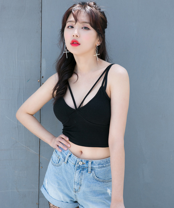 时尚街拍：身材丰盈精致的热裤美女秀出姣好身段，十分耀眼夺目!