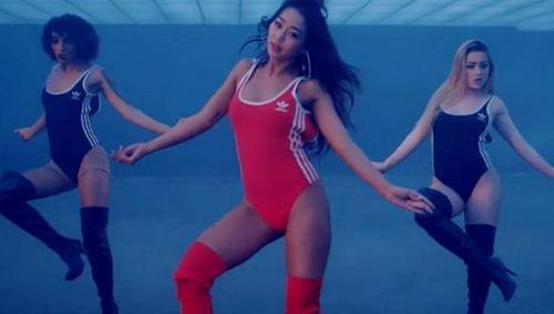 太敢穿！这位idol竟直接穿泳衣上台！网友称“有身材就是任性”