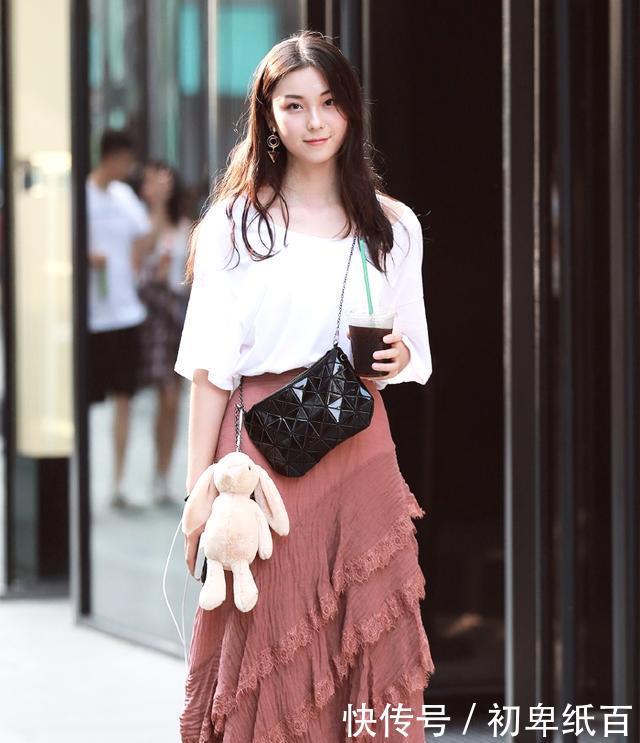 优雅@凸显优雅性感的身材,街拍:小姐姐紧身牛仔裤