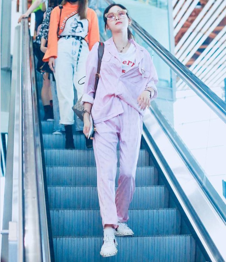 能把睡衣穿得这么好看的只有她了,网友:人长得好看穿啥都好看!