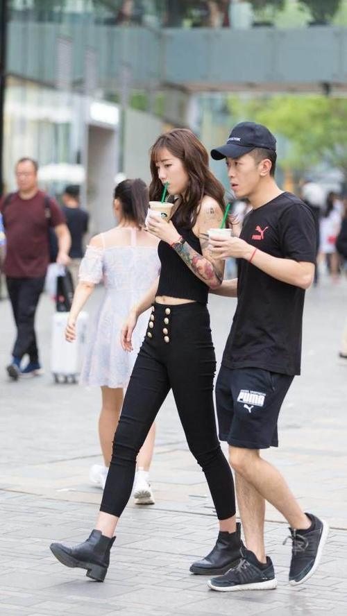 国内街拍 美女小姐姐身段柔美颜值高 娇俏韵味刚刚好 图二是亮点