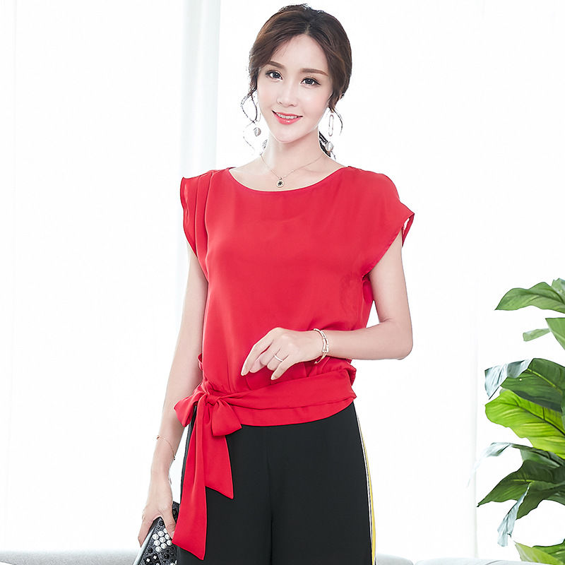 我的天!小姨真会赶时髦,入秋后穿短开衫,搭配小衫,简直美翻天