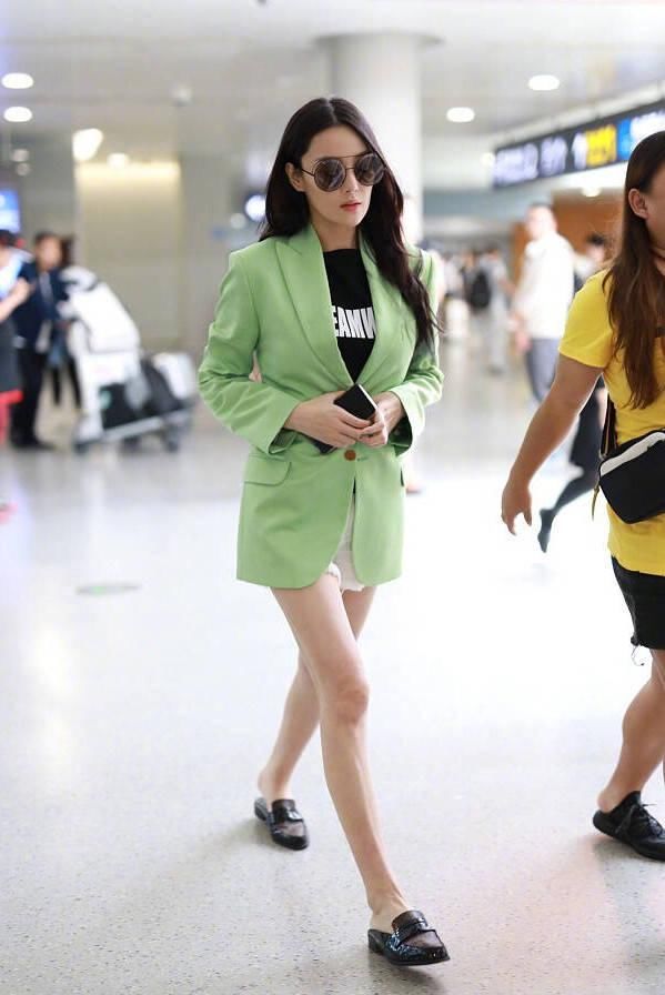 31岁张馨予现身机场，西装配短裤身形似少女，网友：真不愧是军嫂