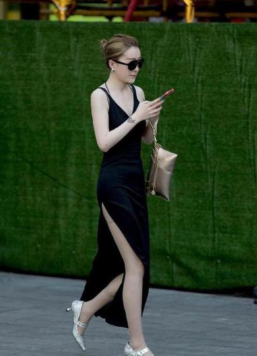 路人街拍，小姐姐身穿紧身连衣裙，优雅又性感