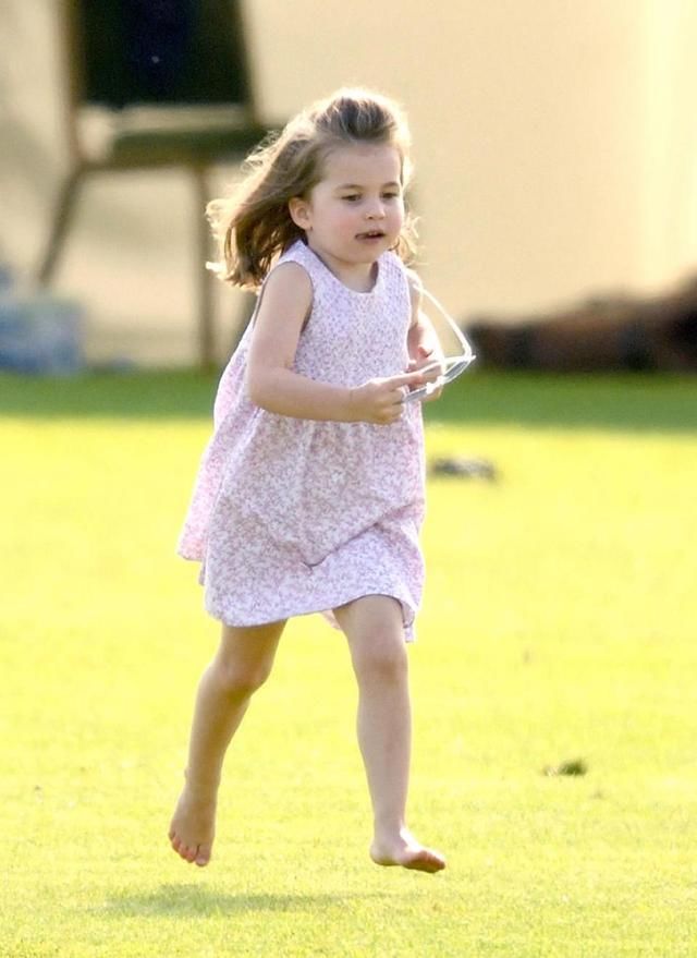 特小公主收到贵重礼物,130英镑的迷你小书包,