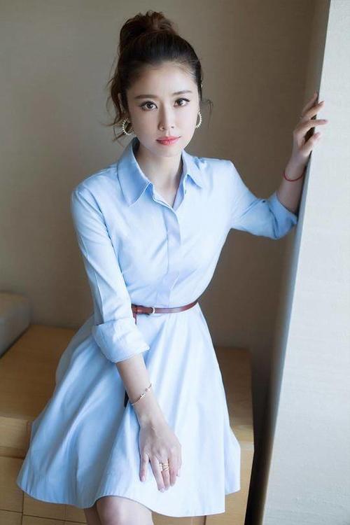 42岁林心如真会保养，紧身服练瑜伽展现玲珑身材，看着像24岁