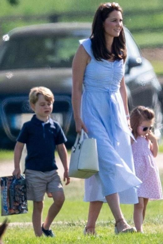 凯特王妃私下带娃，大花裤土到掉渣，网友:差点没认出!