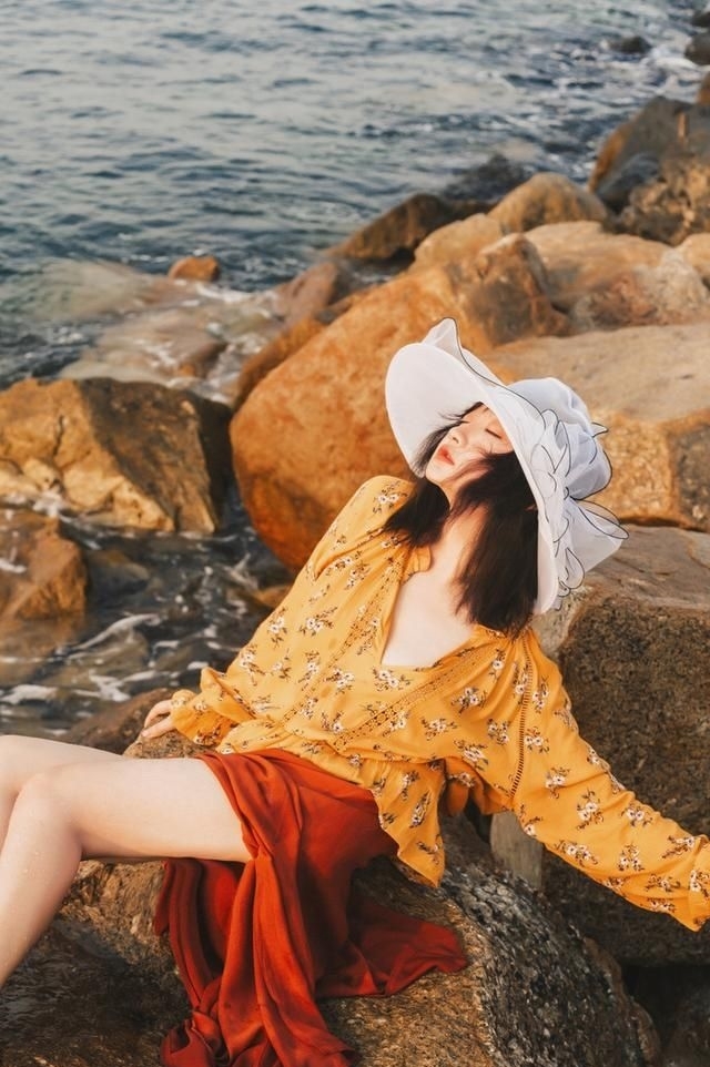 写真■小姐姐躺在海边礁石上,拍一组让人心动的沙滩写真