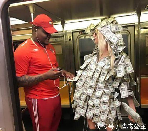 美女将钞票绑在身上当裙子穿,男子用这方法将裙子“脱干净”