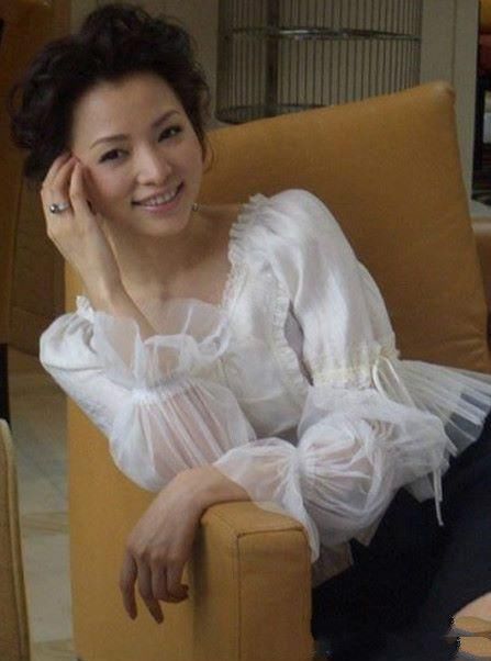 董卿怎么想不开？45岁还迷恋瘦脸针！