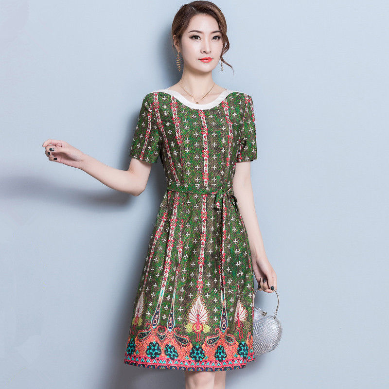 十件旗袍，比不上一件“大牌”A字裙，洋气衬肤白，谁穿谁先年轻