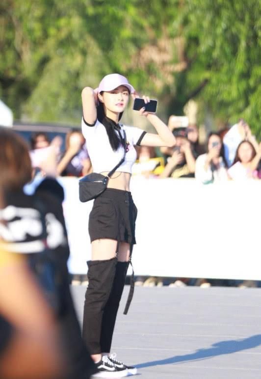 周洁琼的未修图曝光！裙子莫名其妙丢失了一块，没P的腿就这样？