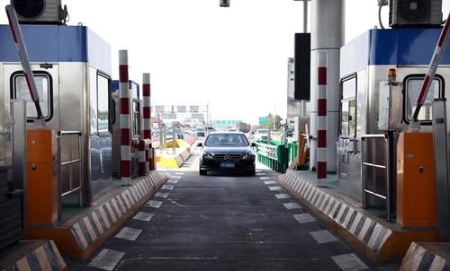  [人工车道]全国高速公路切换新系统首日：ETC收费车道通畅，人工