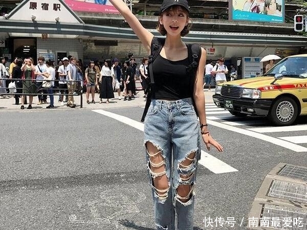 舒适:街拍:时尚穿搭的牛仔裤美女,展现优雅简约的时尚姿态,好看
