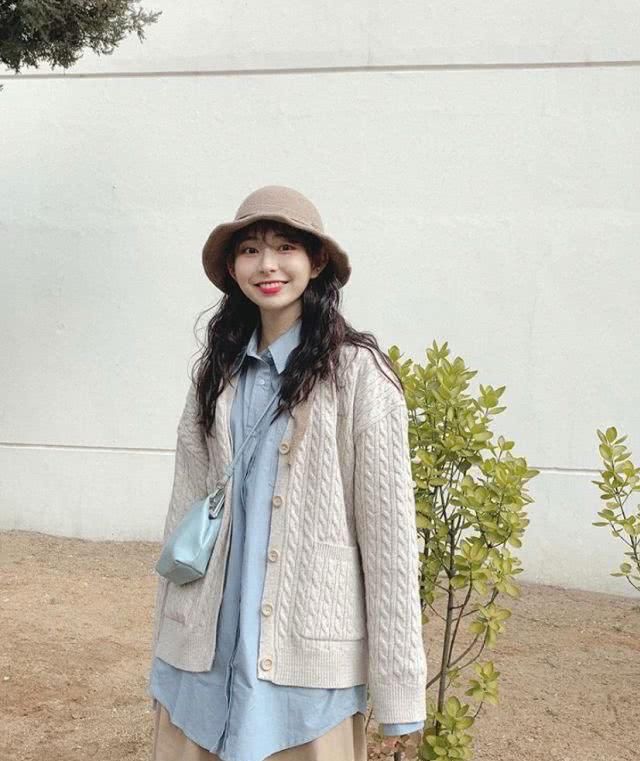  「初恋衫」服装搭配：外套里面别穿打底衫了！这4件内搭美炸！
