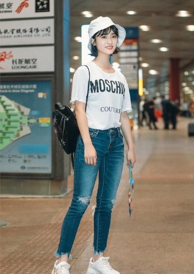 159鞠婧祎和160沈月同穿T恤短裤，看起来不止差1cm