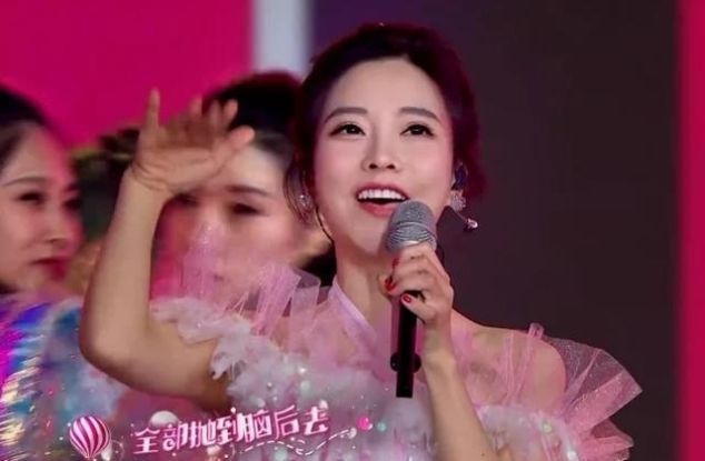  「cm」春节晚会冯提莫生图火了，穿7cm高跟鞋跳舞，伴舞平底鞋成亮点