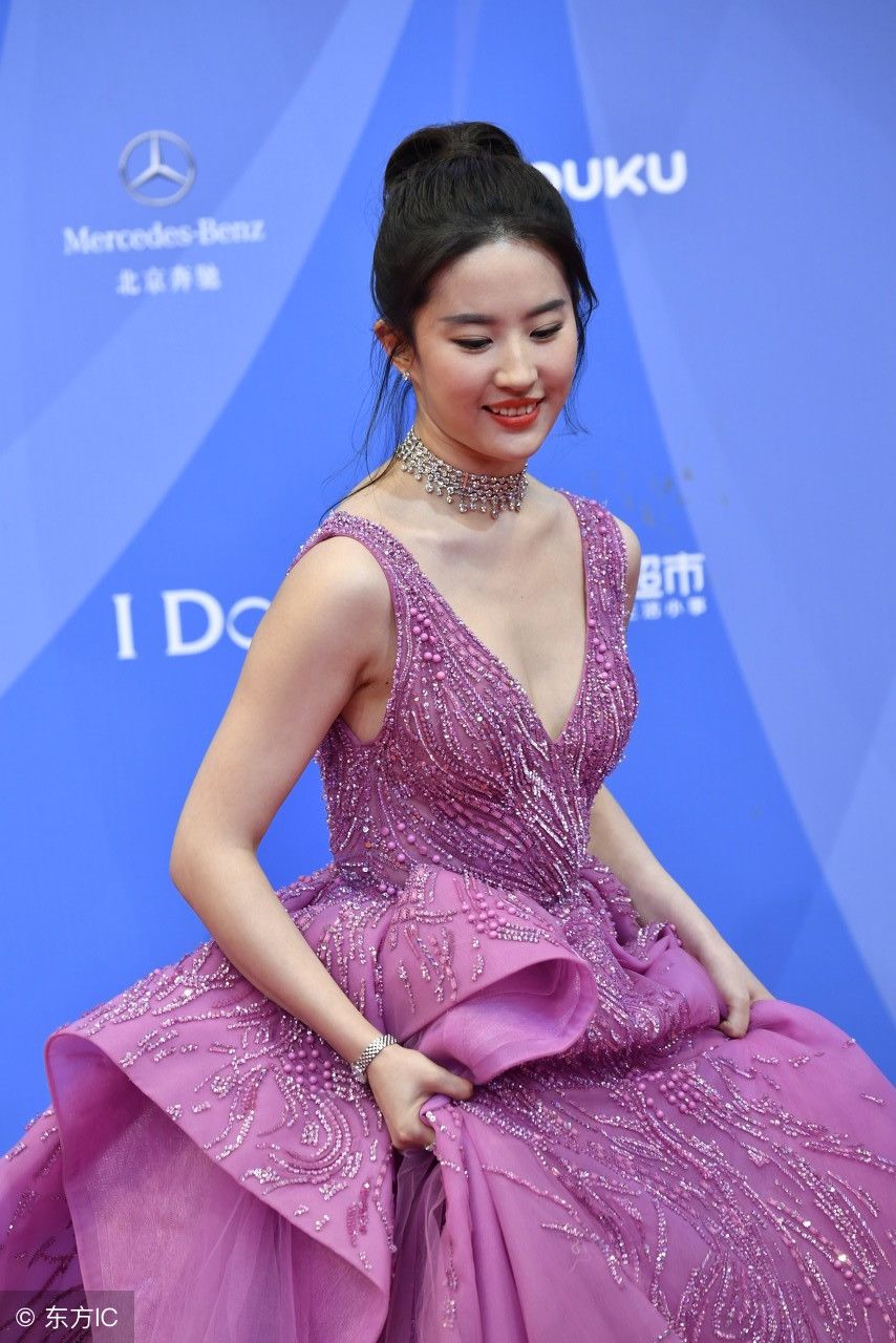 30岁的刘亦菲一身紫色深V长裙，高雅的盘发，彰显高贵端庄