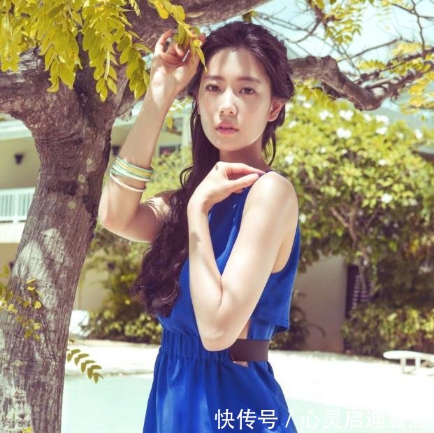 要被克拉拉迷住了,穿红色裙子真像美人鱼,标准的“S”形身材!