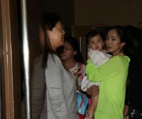 忍不住:忍不住提小糯米 杨幂穿衣很少女但保护女儿不含糊,刘恺威爸获奖