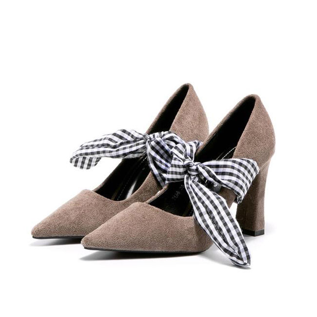 还穿土气的高跟鞋?今年都流行这样的“拖跟鞋”，比高跟鞋洋气