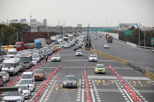  [人工车道]全国高速公路切换新系统首日：ETC收费车道通畅，人工