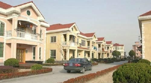  #火爆#在农村, 之前火爆的“瓷片墙”, 如今却无人问津, 这是咋