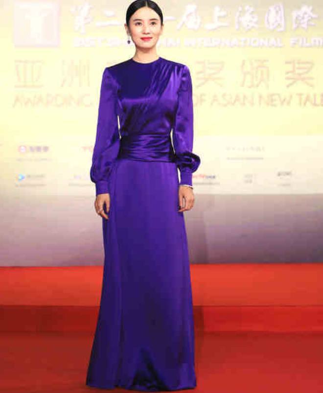 上海国际电影节红毯上，宋佳光彩夺目，艳压陶虹惊艳众人