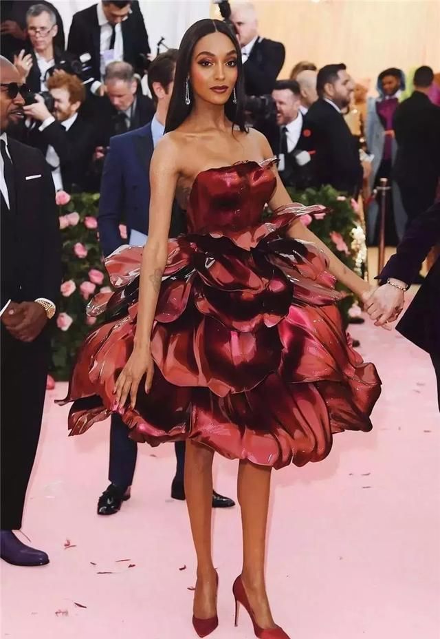  『没用』破产的辛德瑞拉Zac Posen！看来裙子再好看，人们买不起也没用