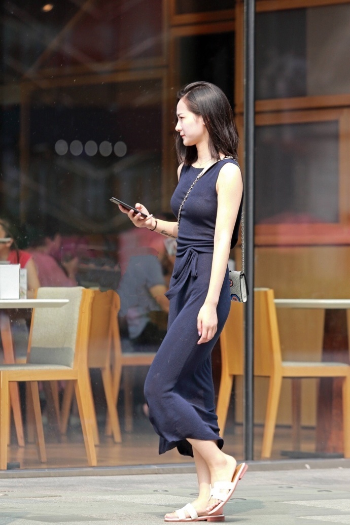 街拍：一步长裙的大姐姐，在阳光下大长腿掩盖不住!