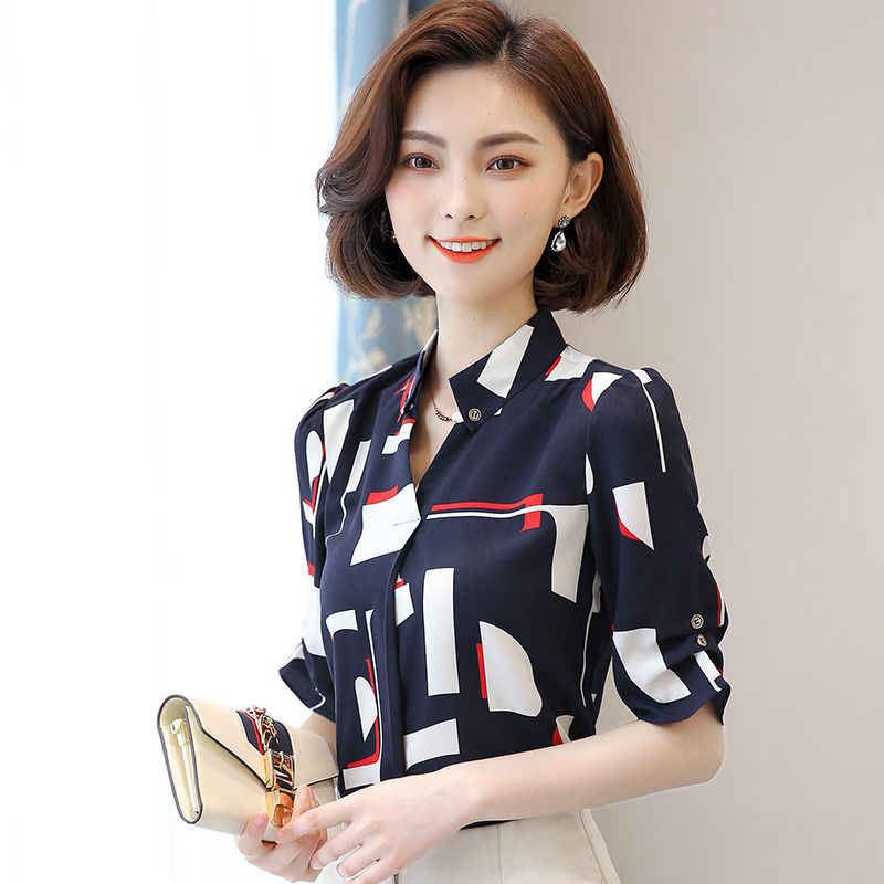 我的妈!55岁婆婆也太时髦了，秋天穿小衫+萝卜裤，美到不敢认