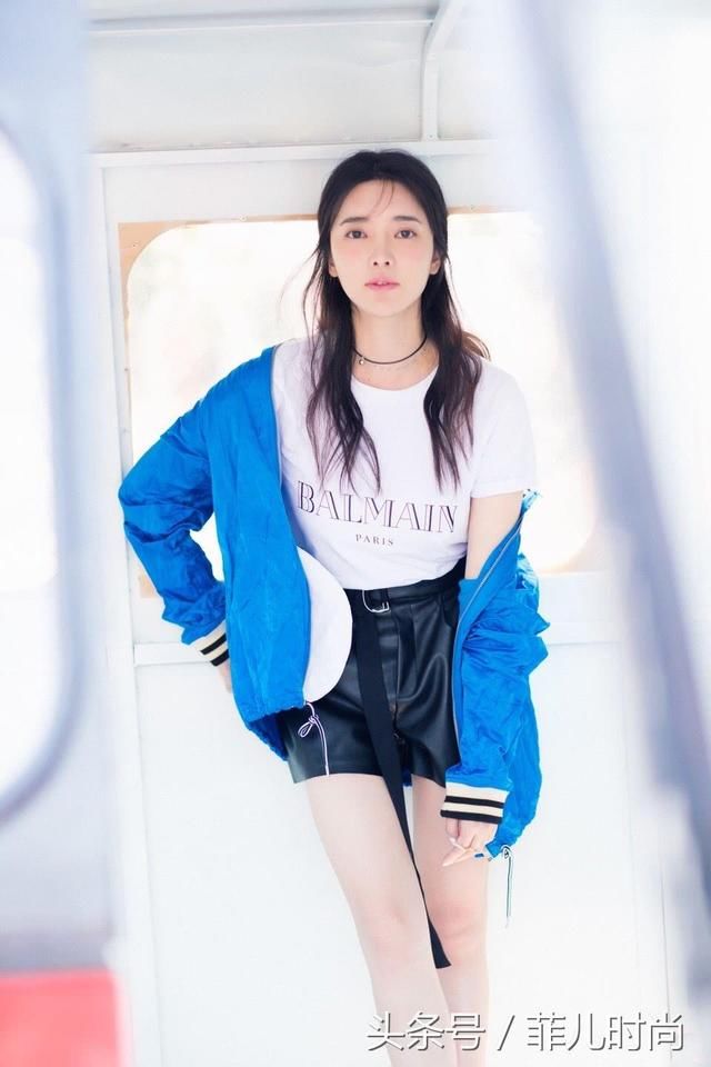 张璇真会穿，白色紧身裙大秀好身材，网友：这才是女神该有的样子