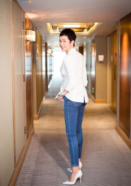 49岁蒋雯丽亮相机场,一身休闲穿搭气场十足,网友:看着也就30岁