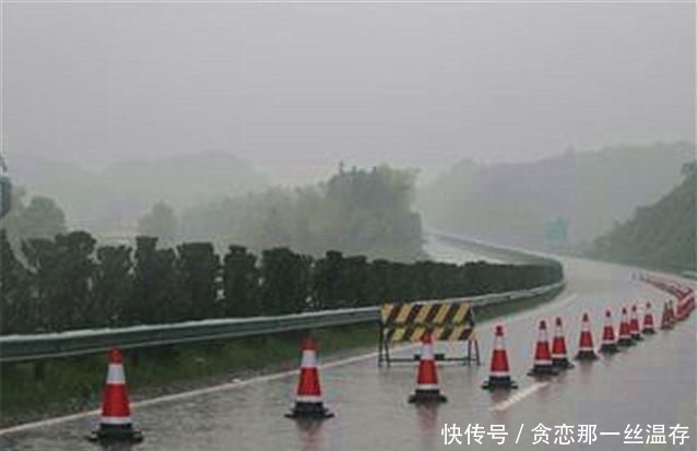  高速：跑高速遇到积水怎么办？急刹车还是变道？交警：这都不是