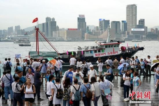 香港逾31万人风雨无阻“守护香港” 声势浩大向暴力说“不”