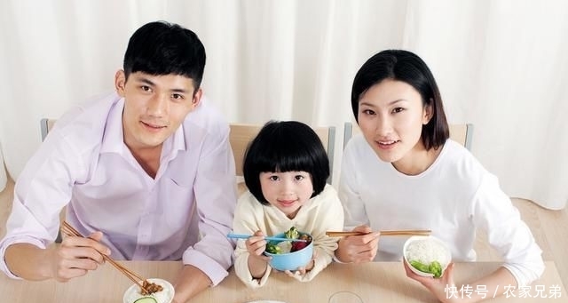『吃饭的时』孙怡吐槽2岁女儿太能吃,一顿饭吃了一只大龙虾,网友:能吃是福
