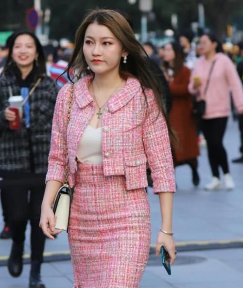  「套装」街拍：美目盼兮的小姐姐，一件套装裙，时尚唯美气质
