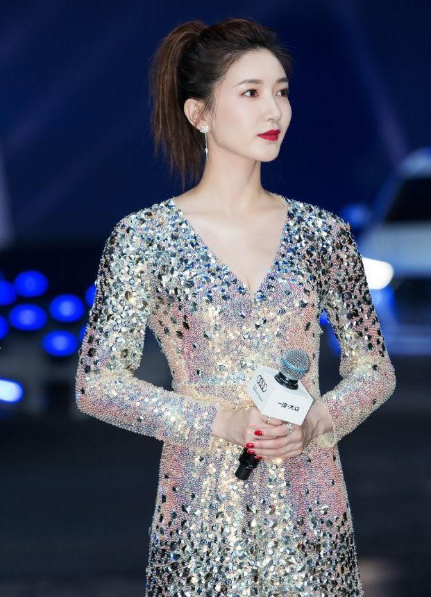 江疏影身材真好, 亮片裙闪耀动人, 网友: 眼睛都挪不开