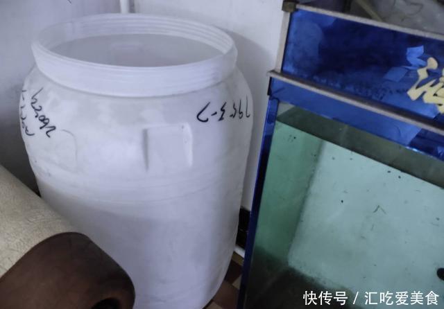  腾出■买了两个超大困水桶，能装五百斤水，腾出鱼缸饲养中大型观赏鱼