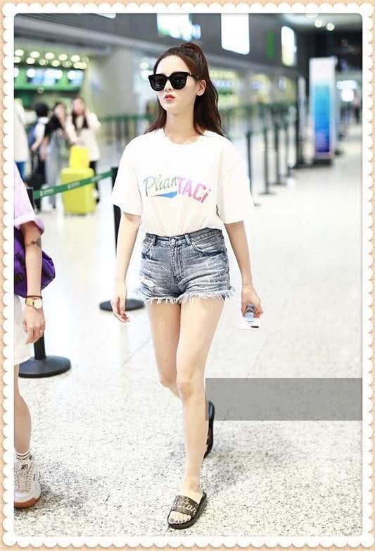 杨超越为秀大长腿豁出去了！热裤比安全裤还短，网友直呼：辣眼睛