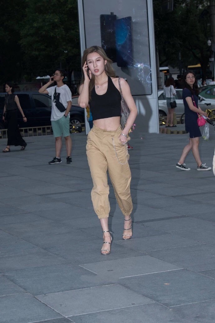 街拍：夜晚，小姐姐穿得这么清凉不怕危险吗？