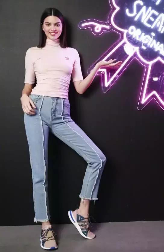 肯豆不愧是卡戴珊家的人，竟“光着脚”用脚趾走路，看着都替她疼