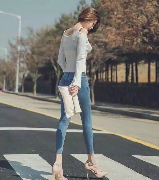 街拍:潮流紧身牛仔裤,对于腿型的修饰,效果非常好!