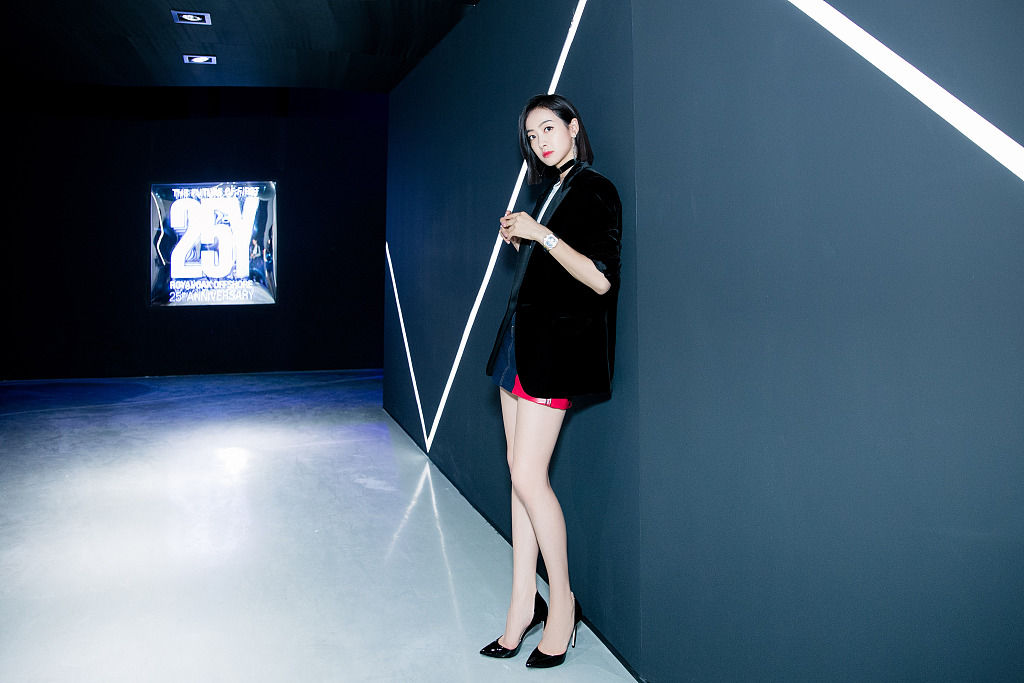 宋茜穿黑西装配短裙攻气十足帅气有型