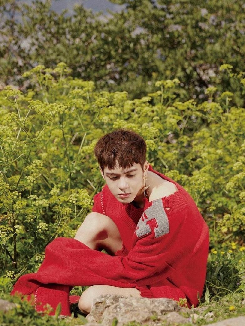 曾舜晞真会玩, 深V毛衣露肩露腿, 网友: 陈志朋既视感!